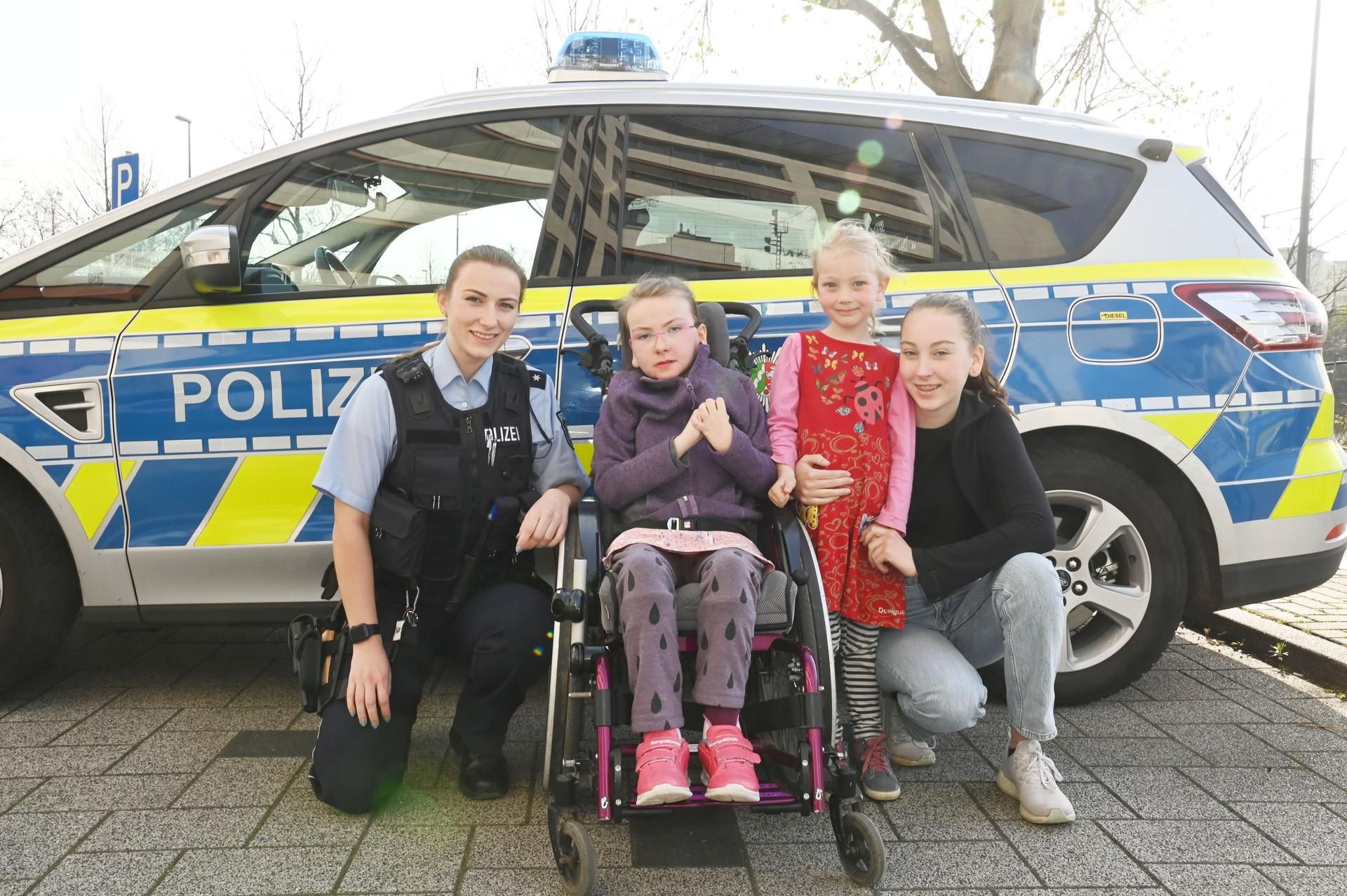 Polizistin kümmert sich um Famil