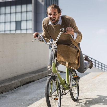 Mann fährt mit dem Rad einen abschüssigen Weg herunter