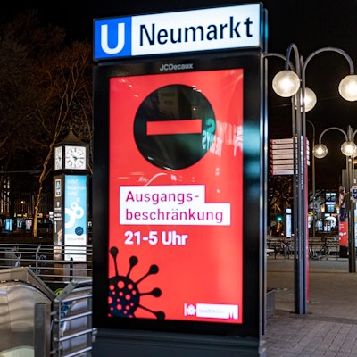 Hinweisschild Ausgangssperre Neumarkt