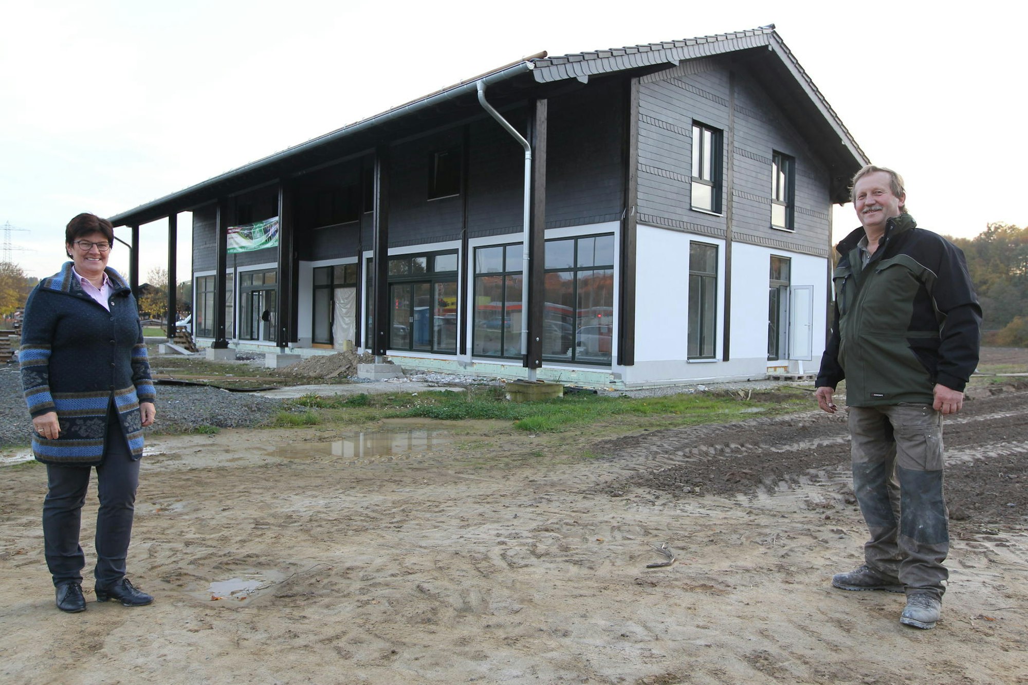 Helga und Albert Trimborn vor dem neuen Hofladen in Sülz n