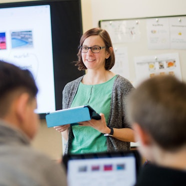 Lehrerin mit Tablet