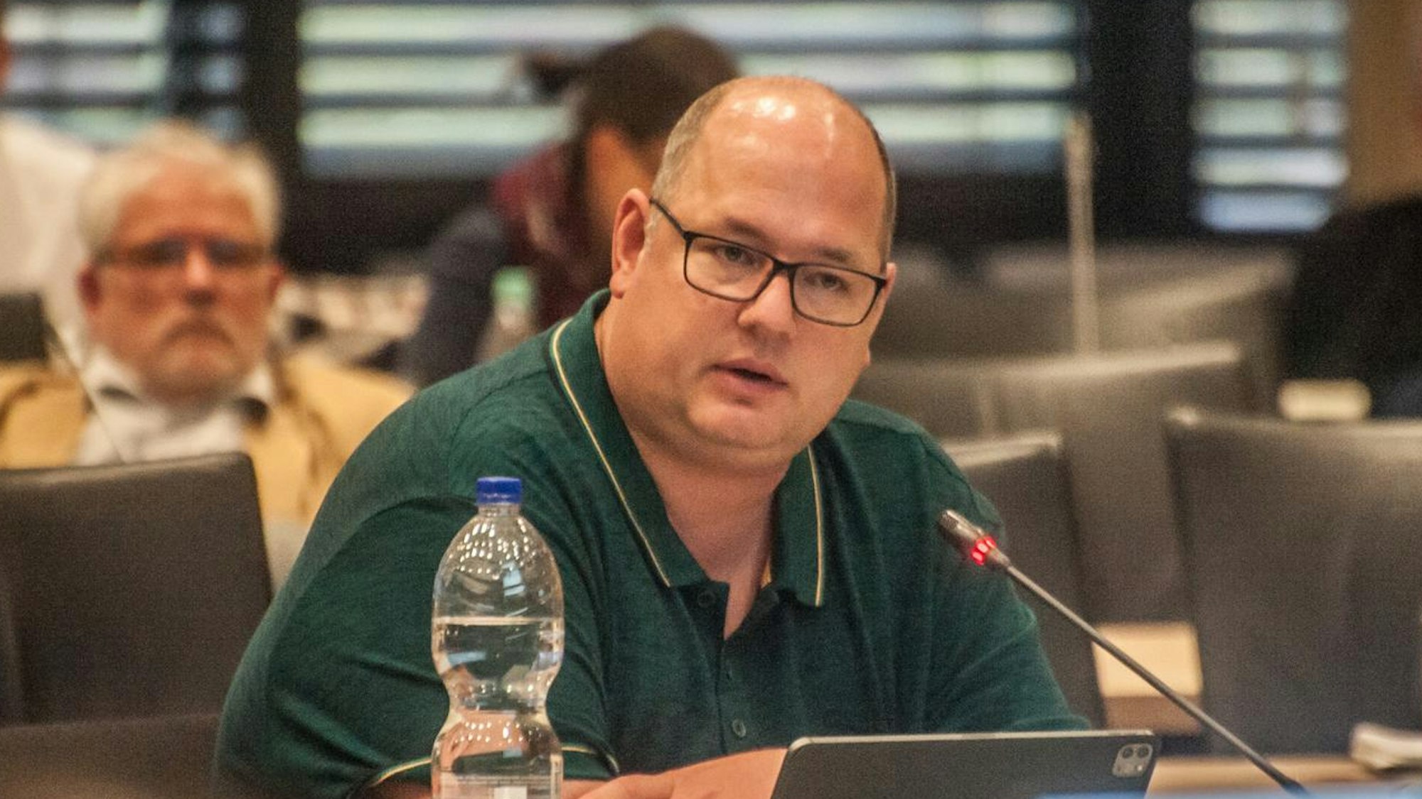 CDU-Fraktionschef Stefan Hebbel am Pult im Ratssaal