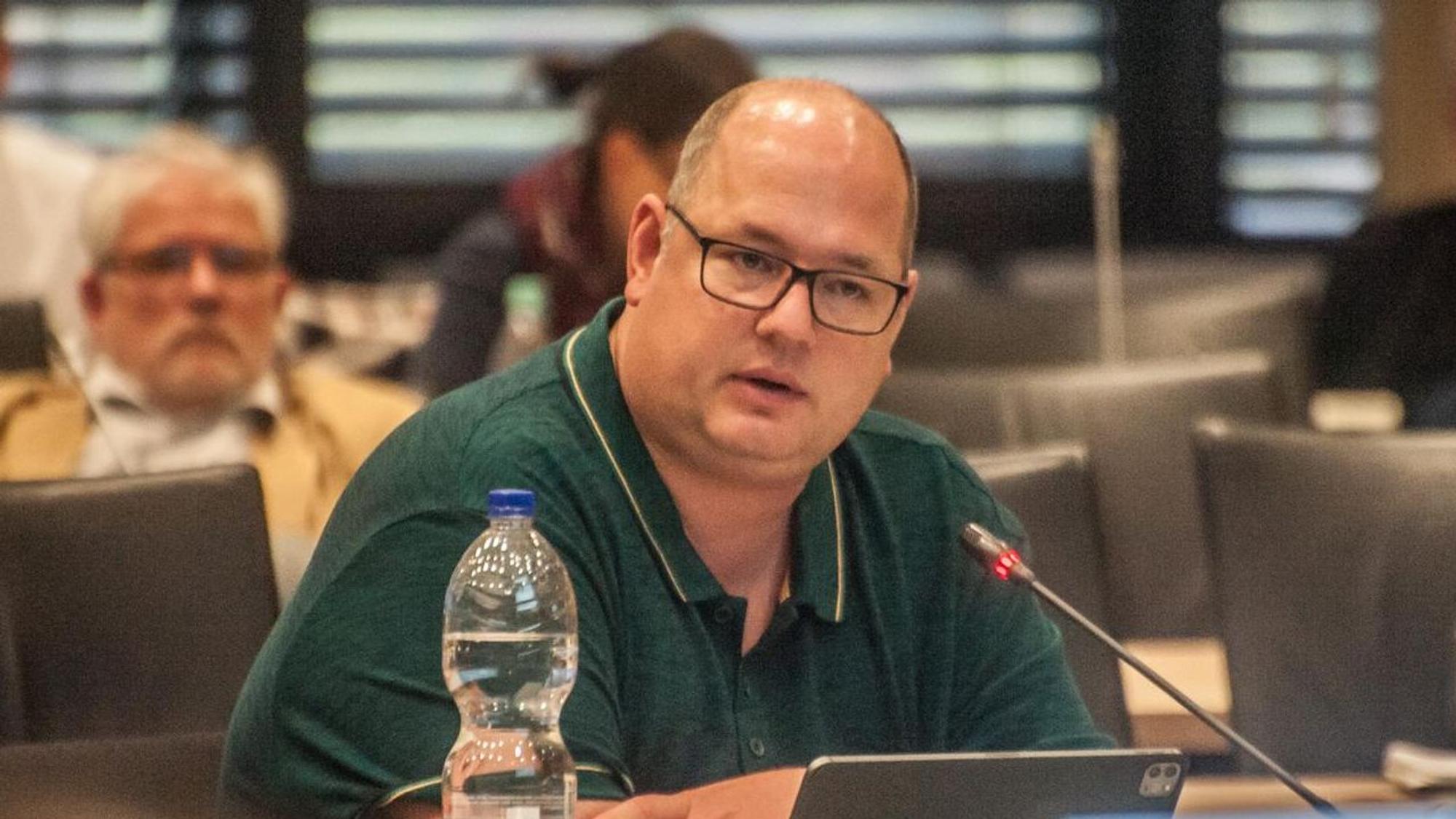 CDU-Fraktionschef Stefan Hebbel am Pult im Ratssaal