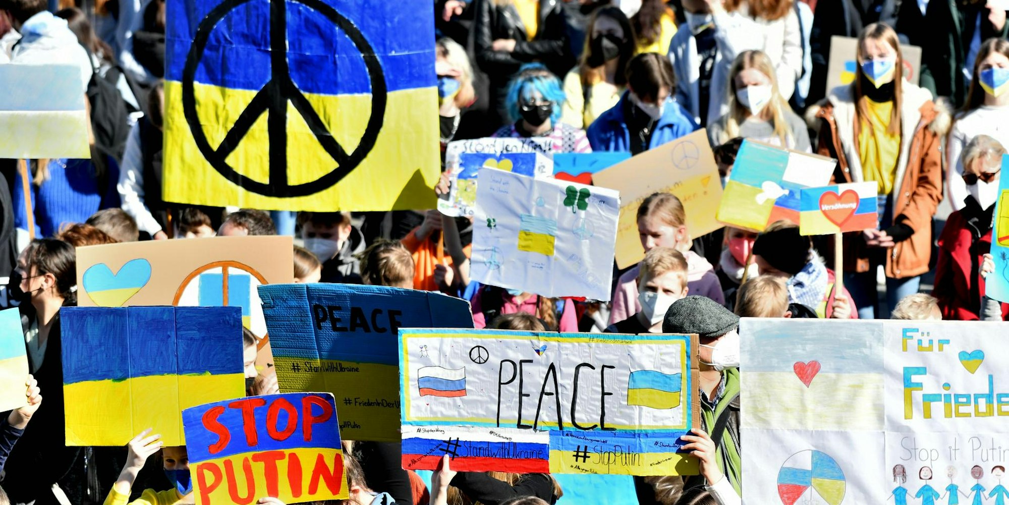 20220309_OWN_FRIEDENSDEMONSTRATION St.ANGELA_GYMNASIUM_WIPPERFÜRTH_OWL_4993-