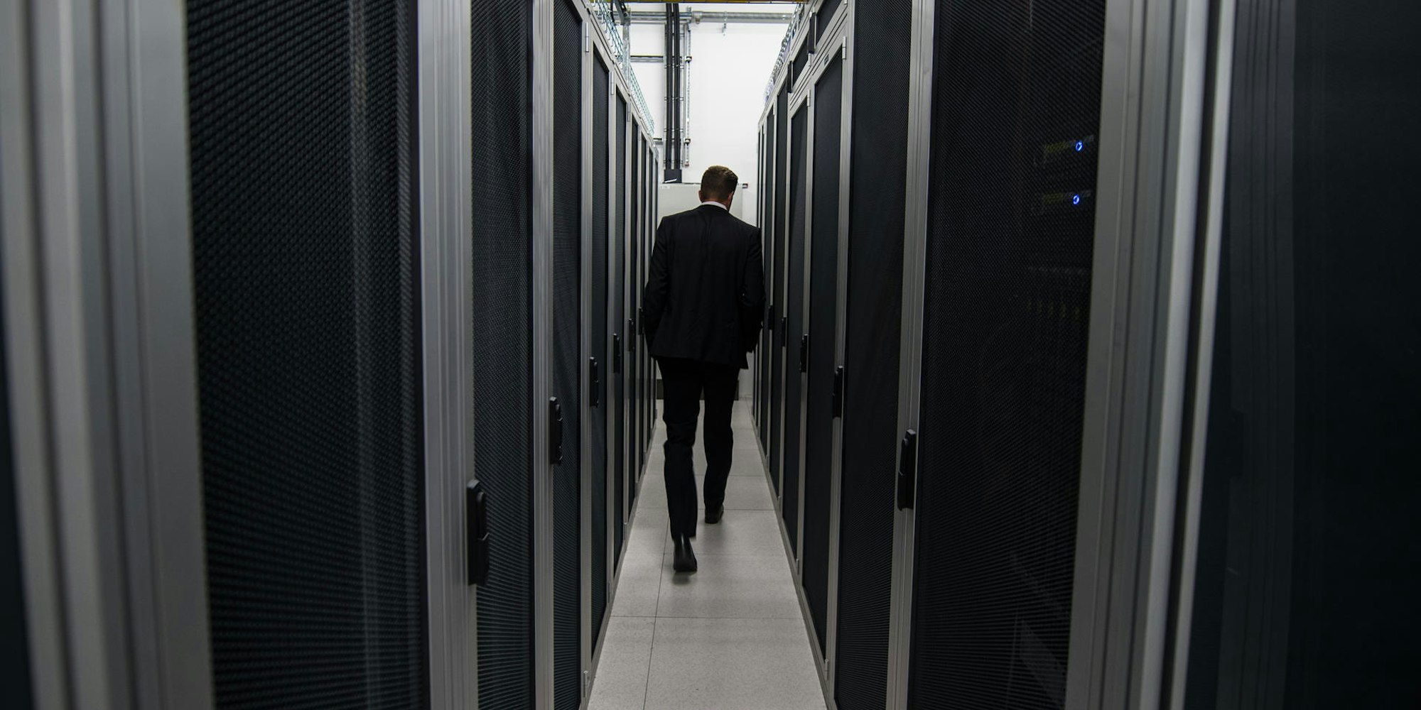 Mann_geht_durch_Rechenzentrum