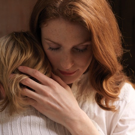 Mutter umarmt ihr Kind.