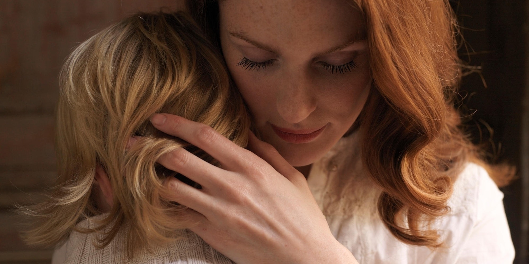 Mutter umarmt ihr Kind.