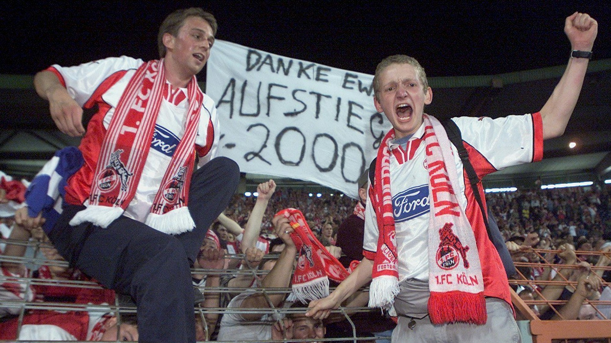 FC-Fans feiern den Aufstieg im Stadion.