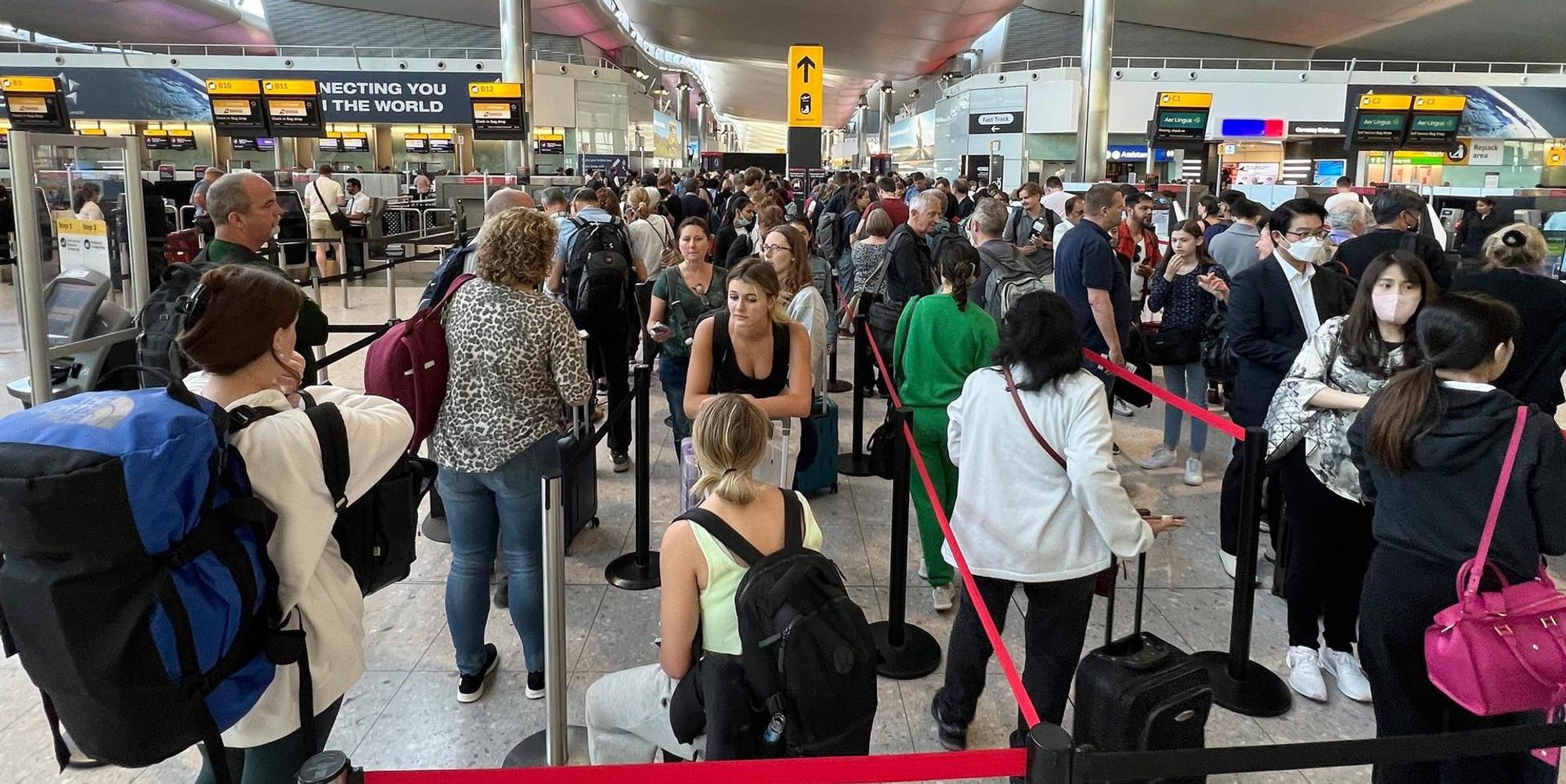 Heathrow Wartende 230622