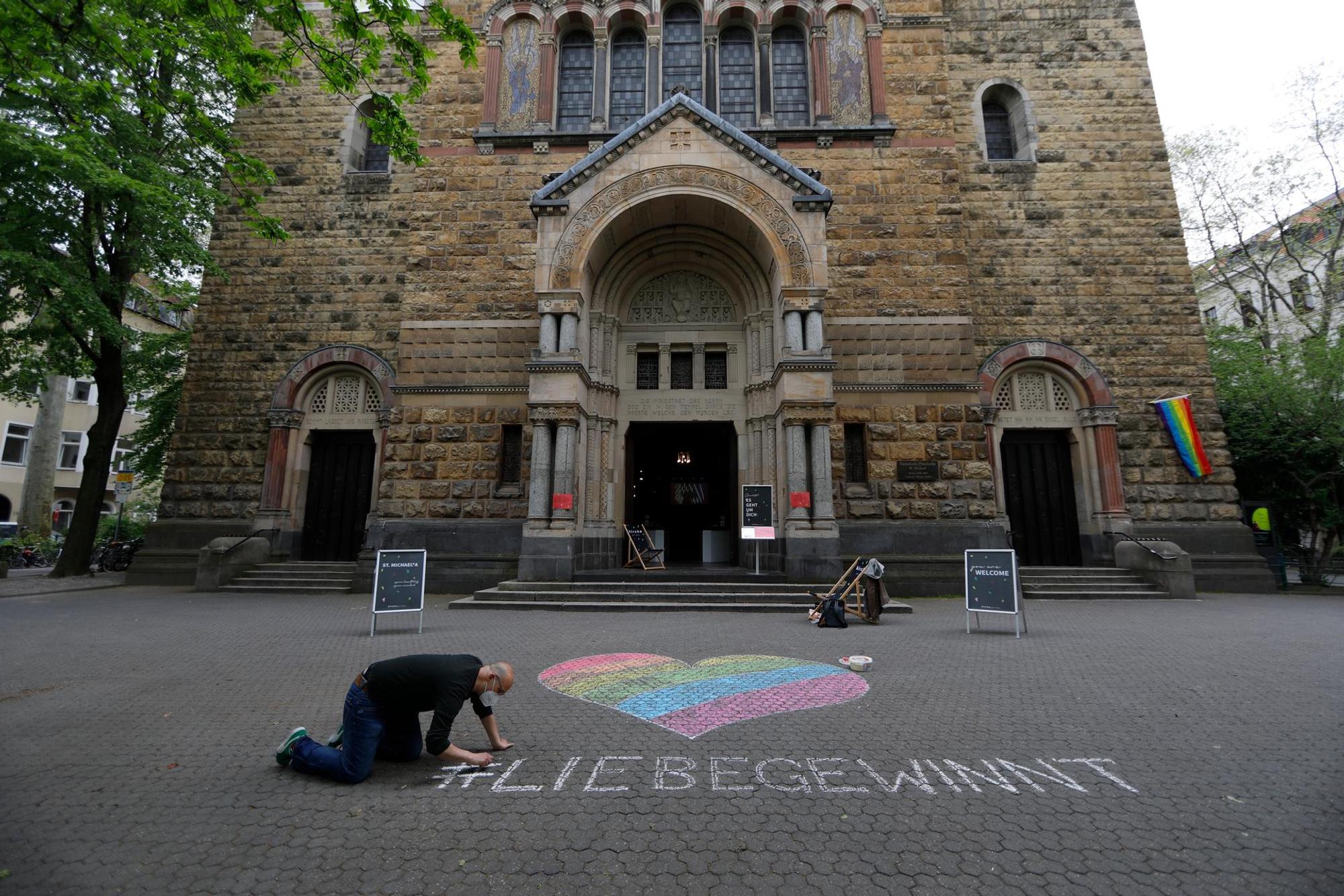 Herz vor Kirche