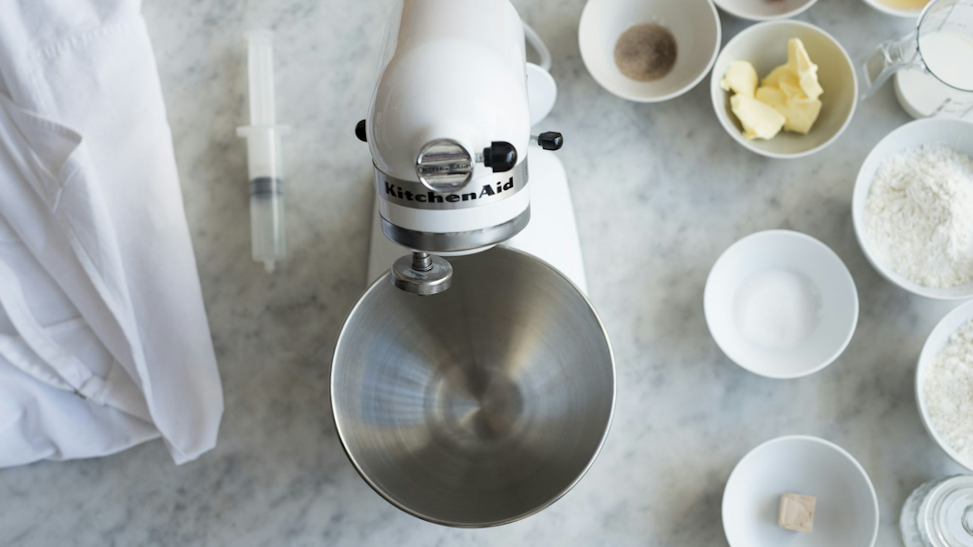 Eine Küchenmaschine steht mit vielen Zutaten für die Berliner auf einer Arbeitsplatte.