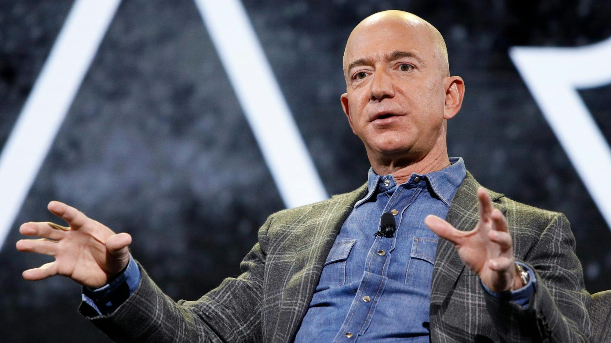Jeff Bezos redet und gestikuliert.