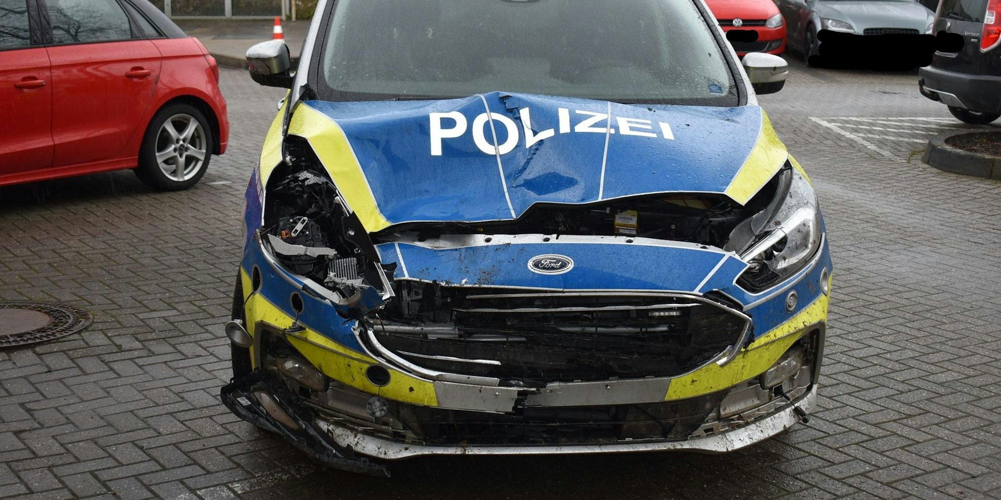 Streifenwagen schrott_001