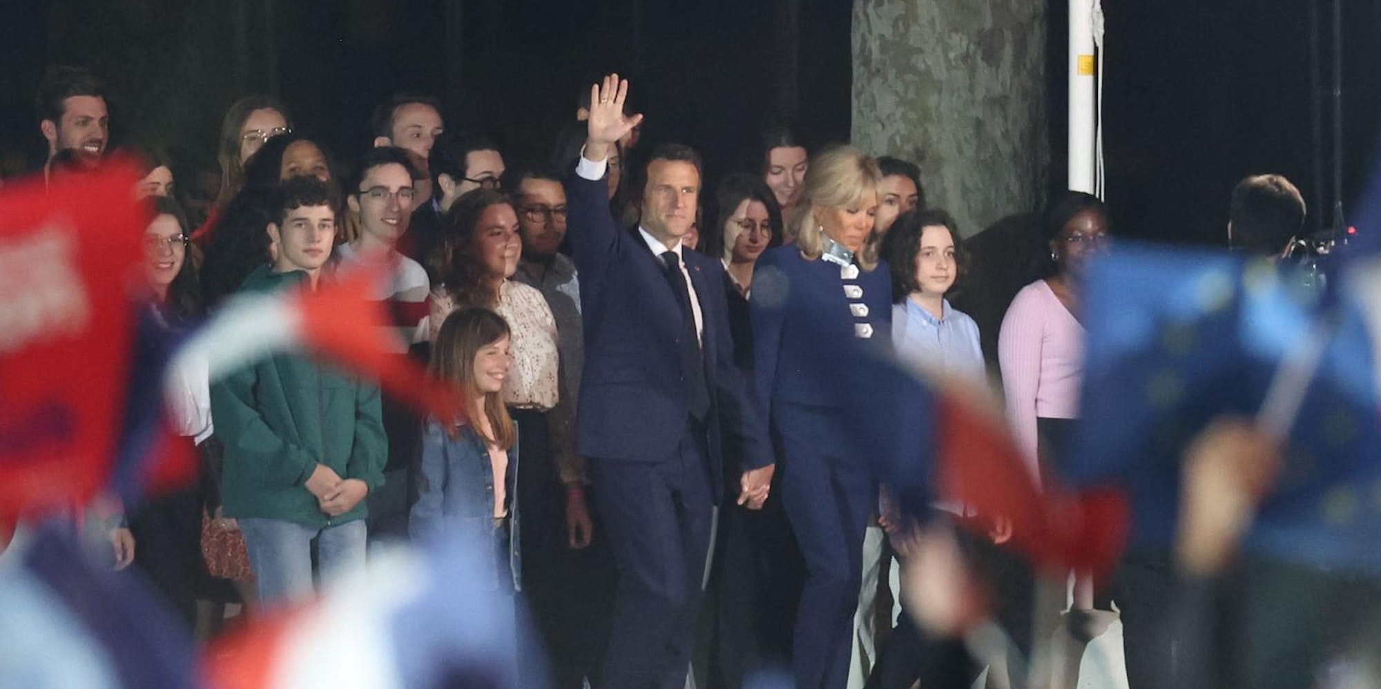 Emmanuel Macron jubelt 2404