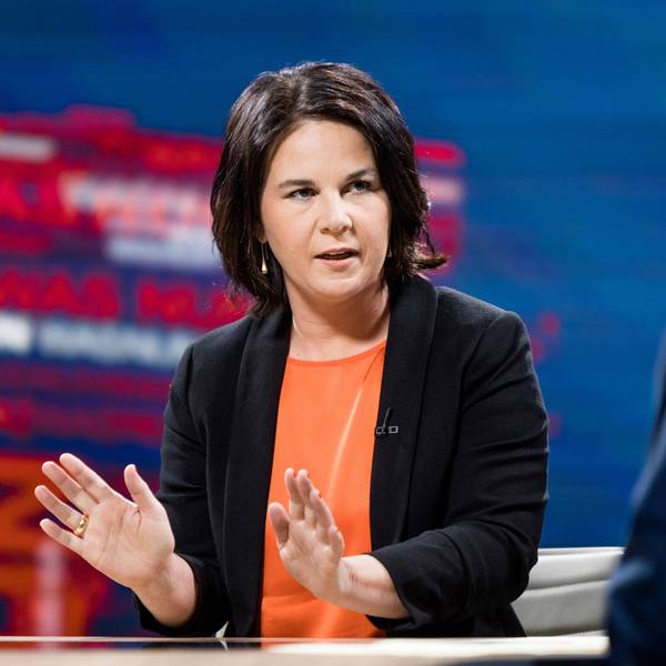 Baerbock gestikuliert
