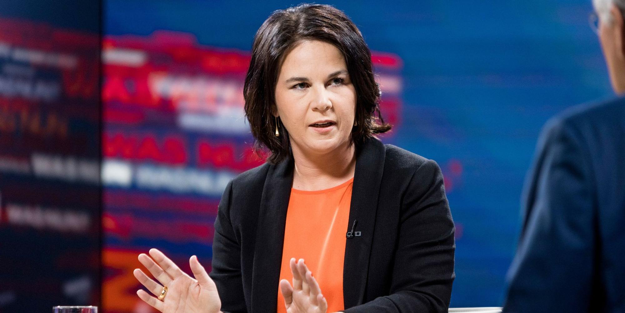 Baerbock gestikuliert