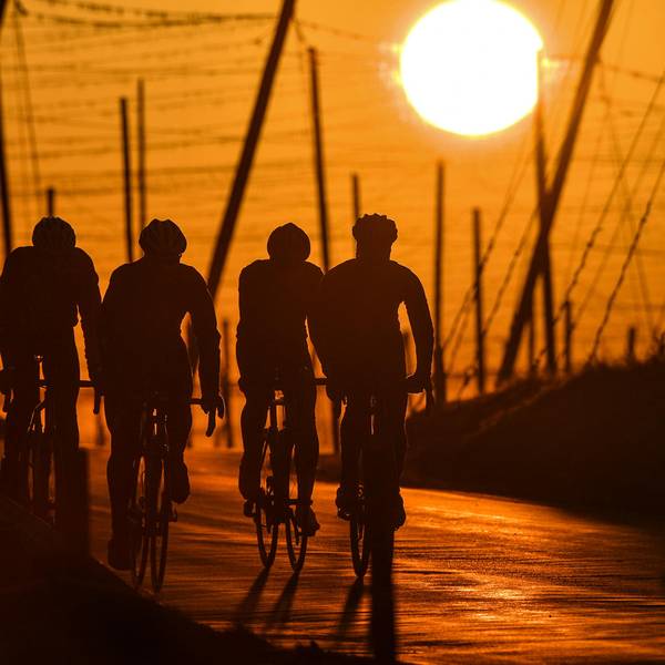 Lust und leid beim radfahren sonnenuntergang