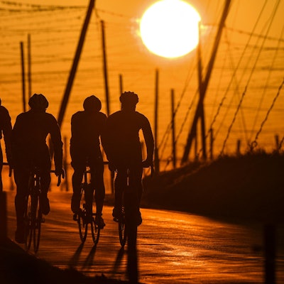 Lust und leid beim radfahren sonnenuntergang