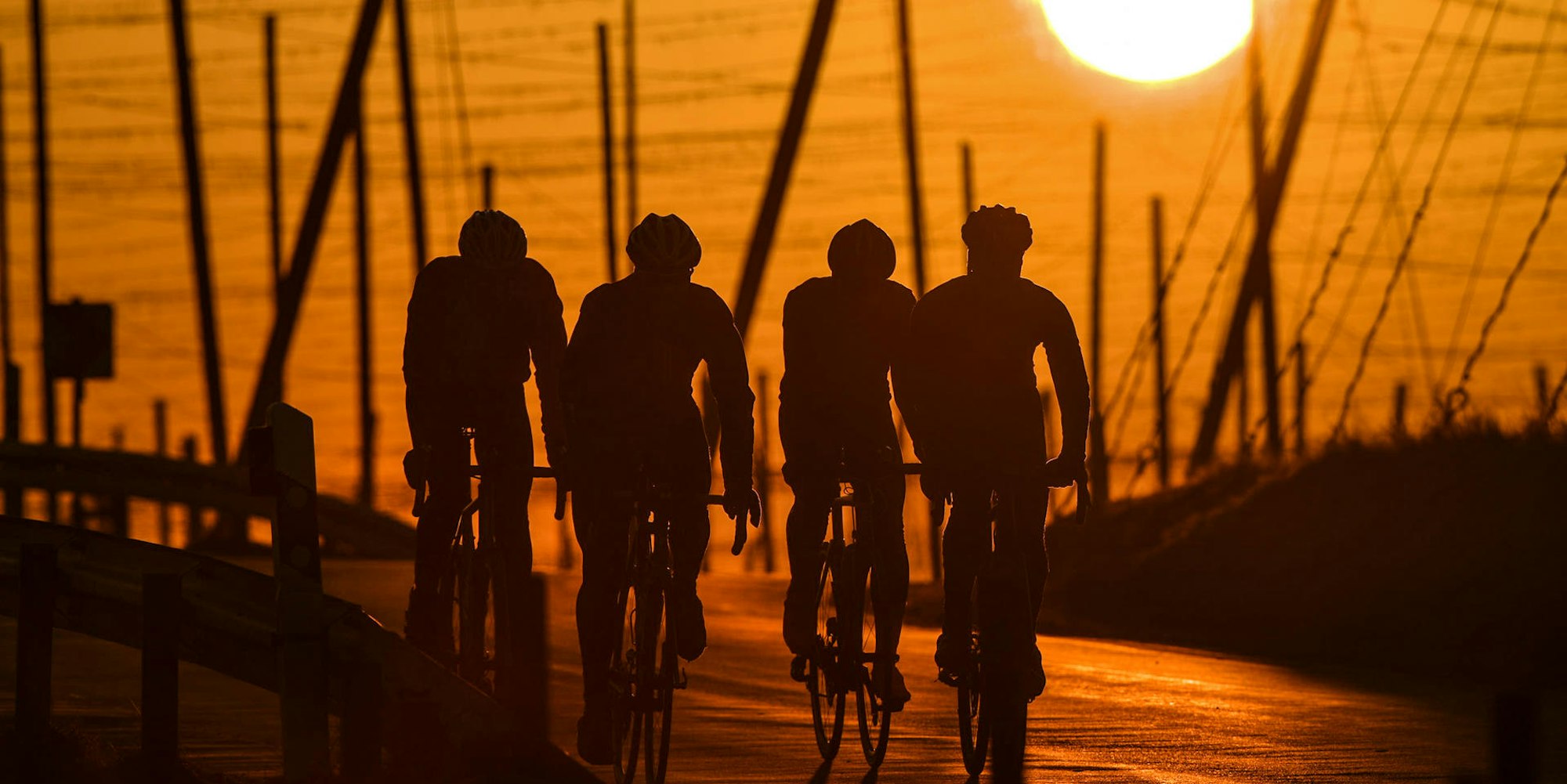 Lust und leid beim radfahren sonnenuntergang