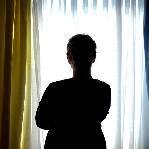Frau_steht_vor_Fenster