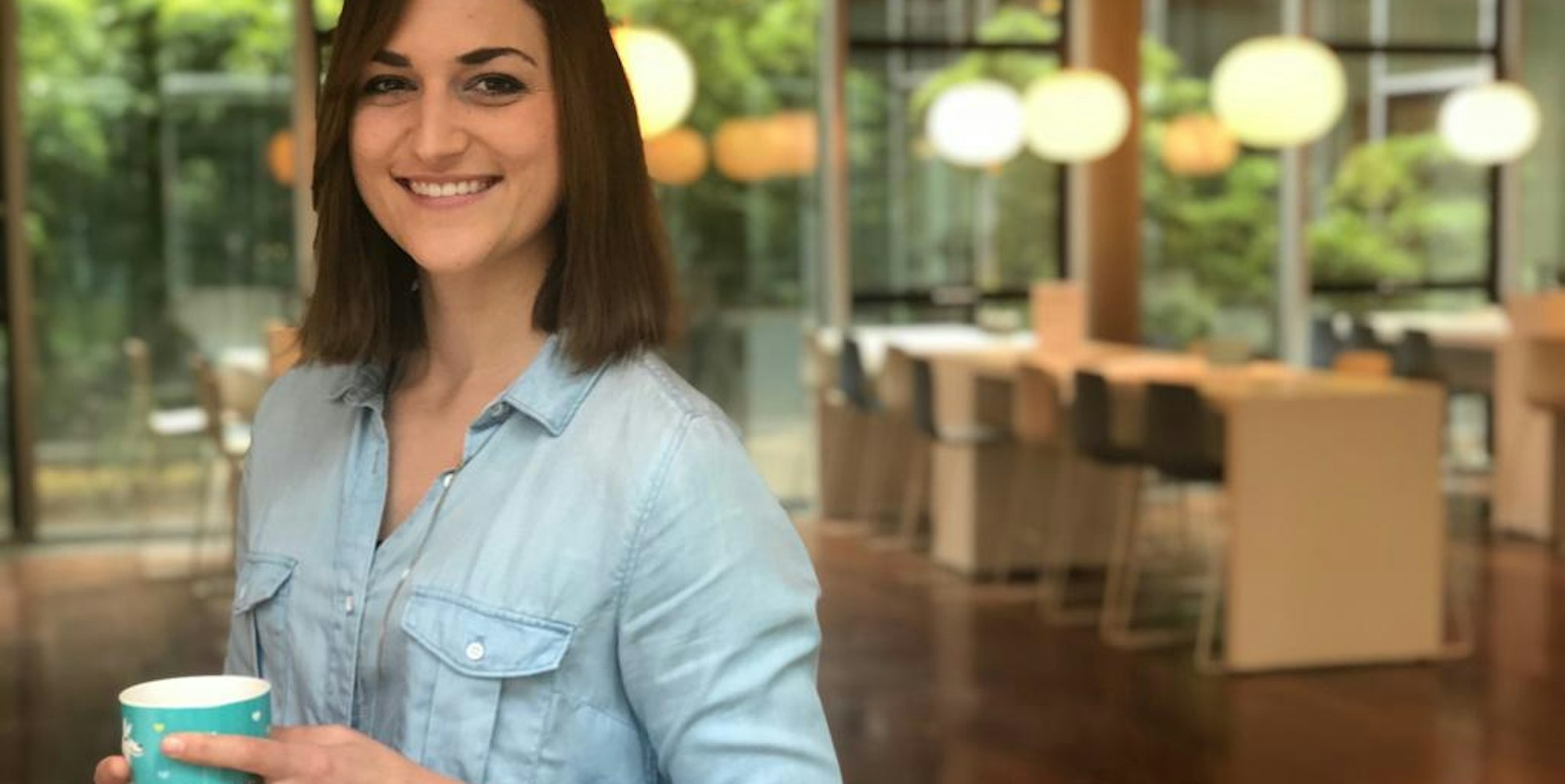 Laura Wenzel trinkt Kaffee zum Wachwerden