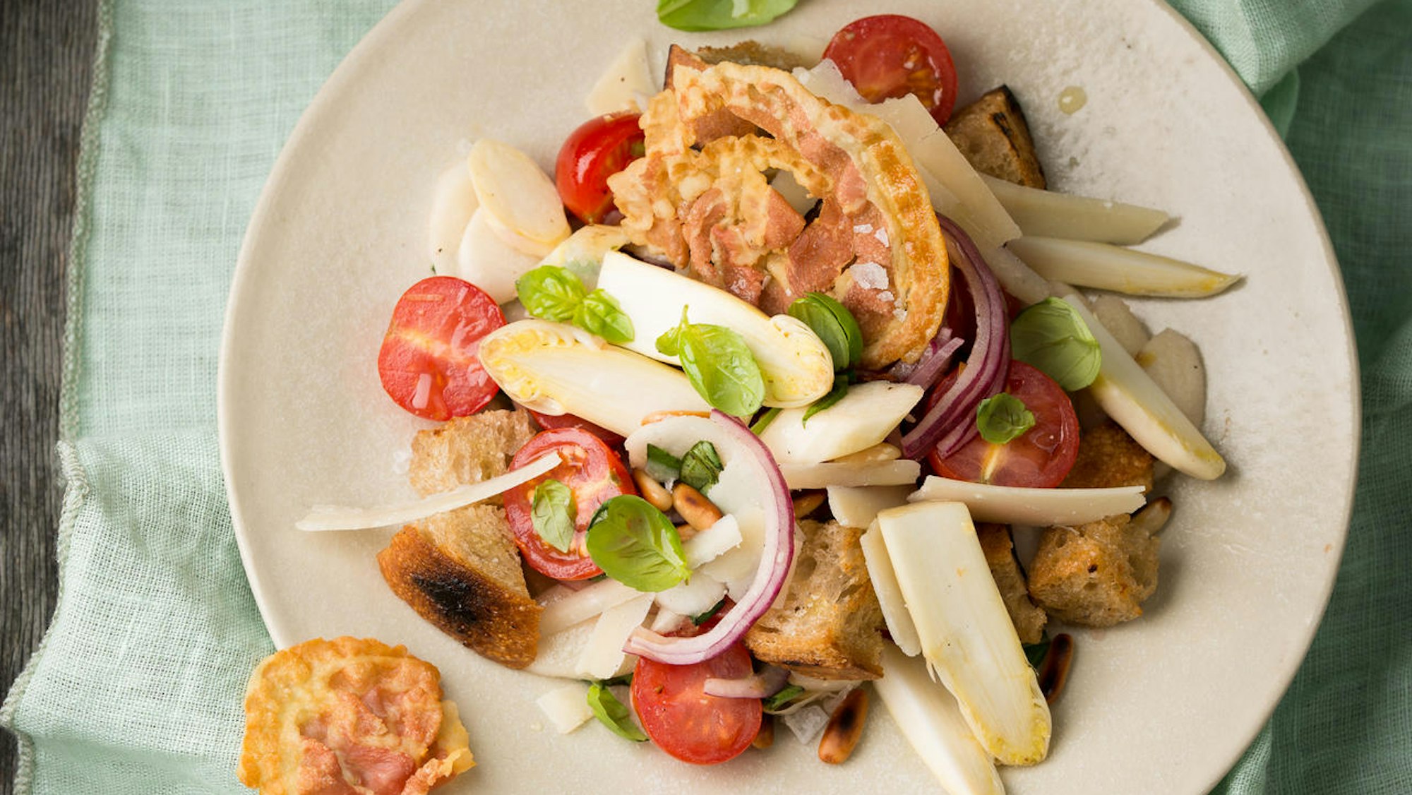 Spargel-Panzanella, stilvoll angerichtet auf einem Teller