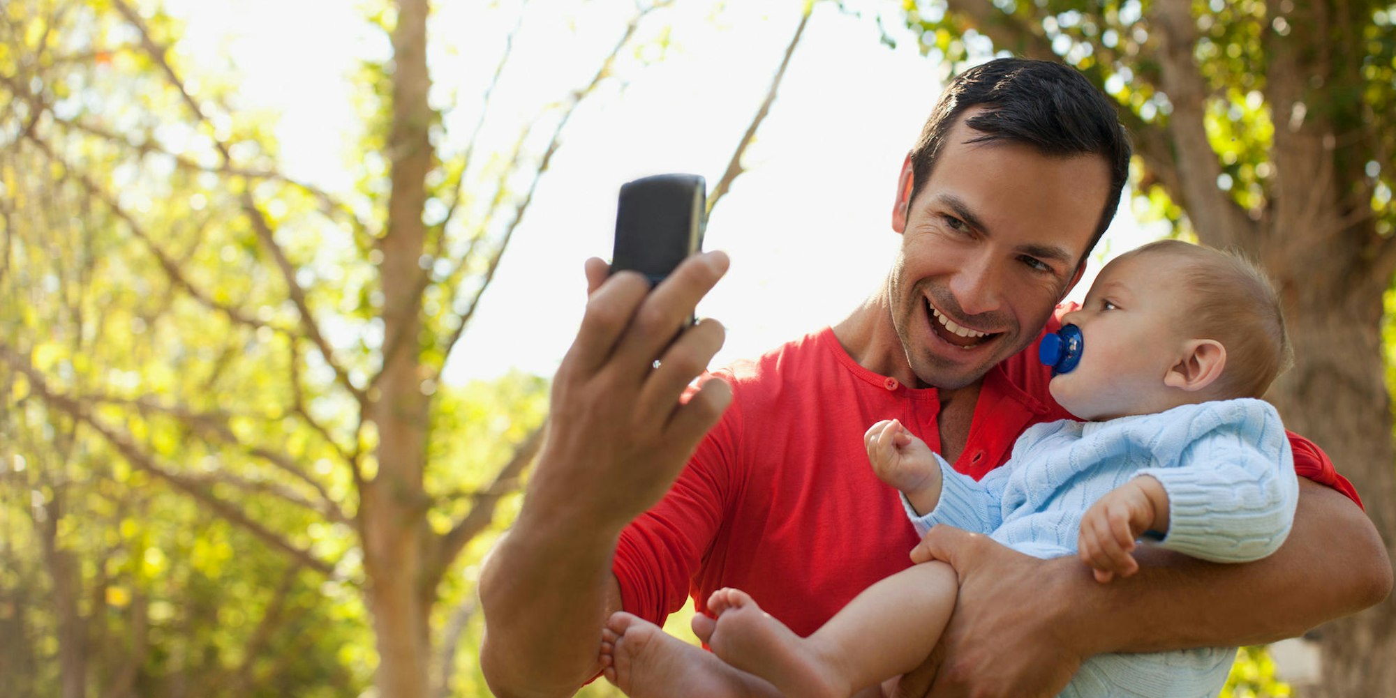 Symbolbild Vater Foto Kind Internet