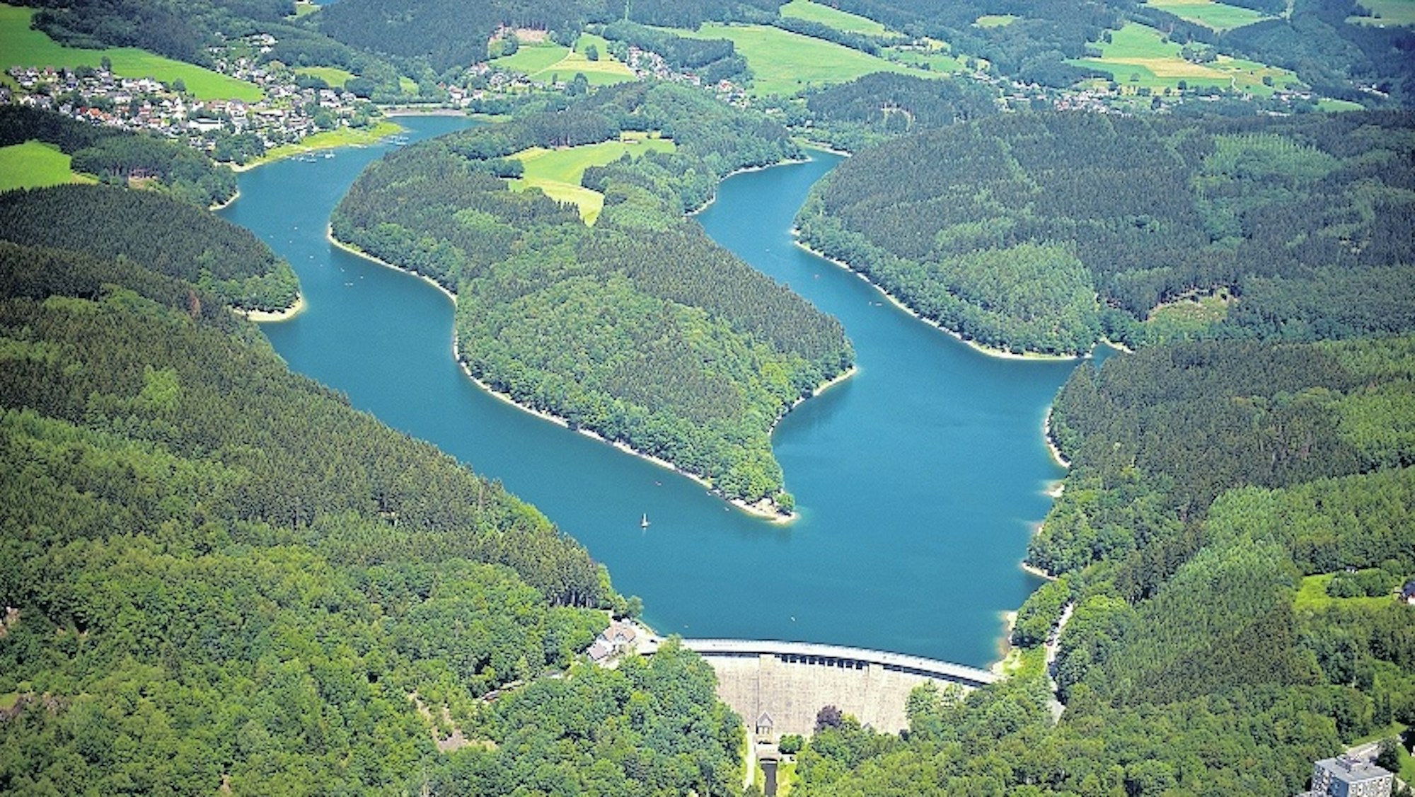 Die Aggertalsperre von oben.