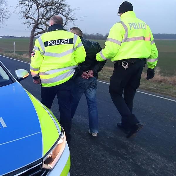 Polizei Festnahme Symbolbild 19