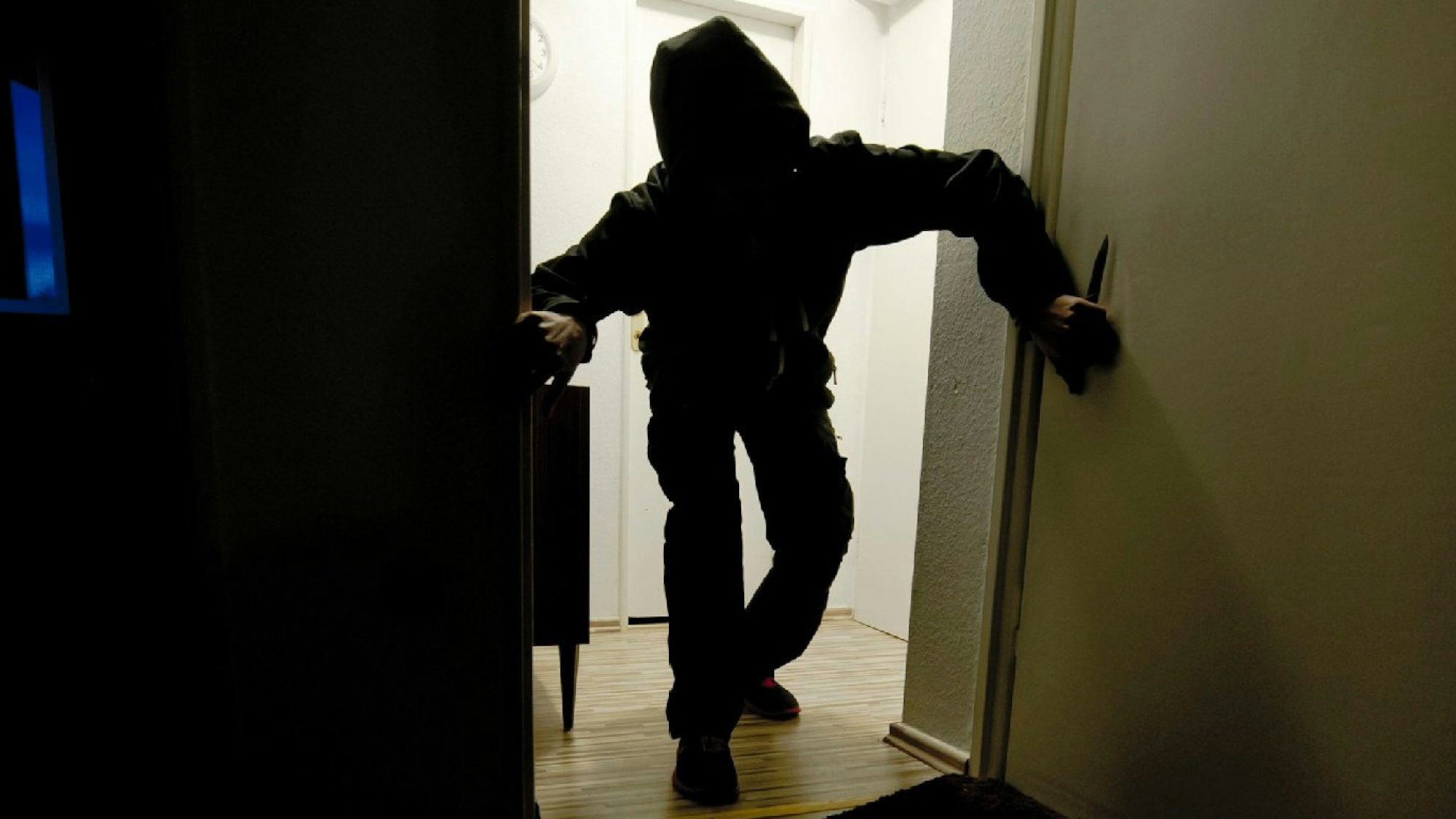 Ein Einbrecher im Gegenlicht.