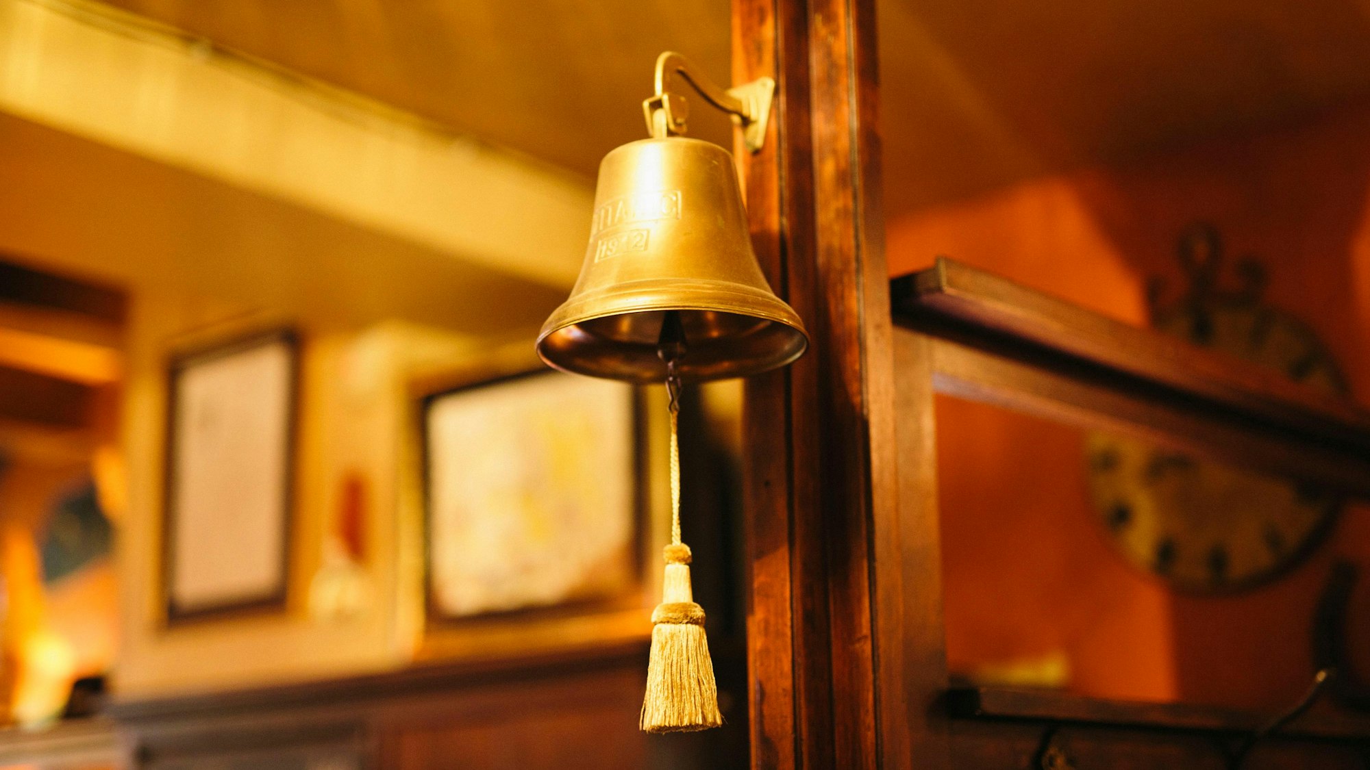 Eine Glocke im Kölner Brauhaus „Kleine Glocke".