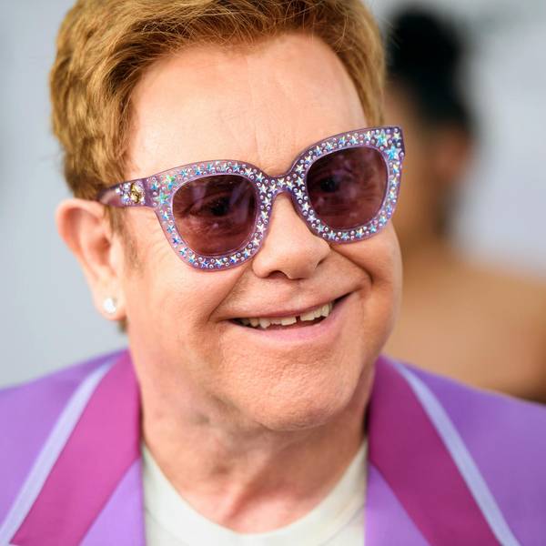 Elton John mit Glitzerbrille.