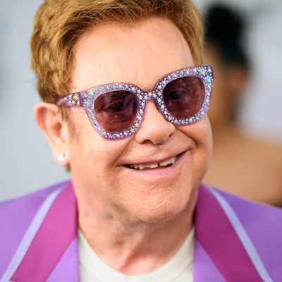 Elton John mit Glitzerbrille.