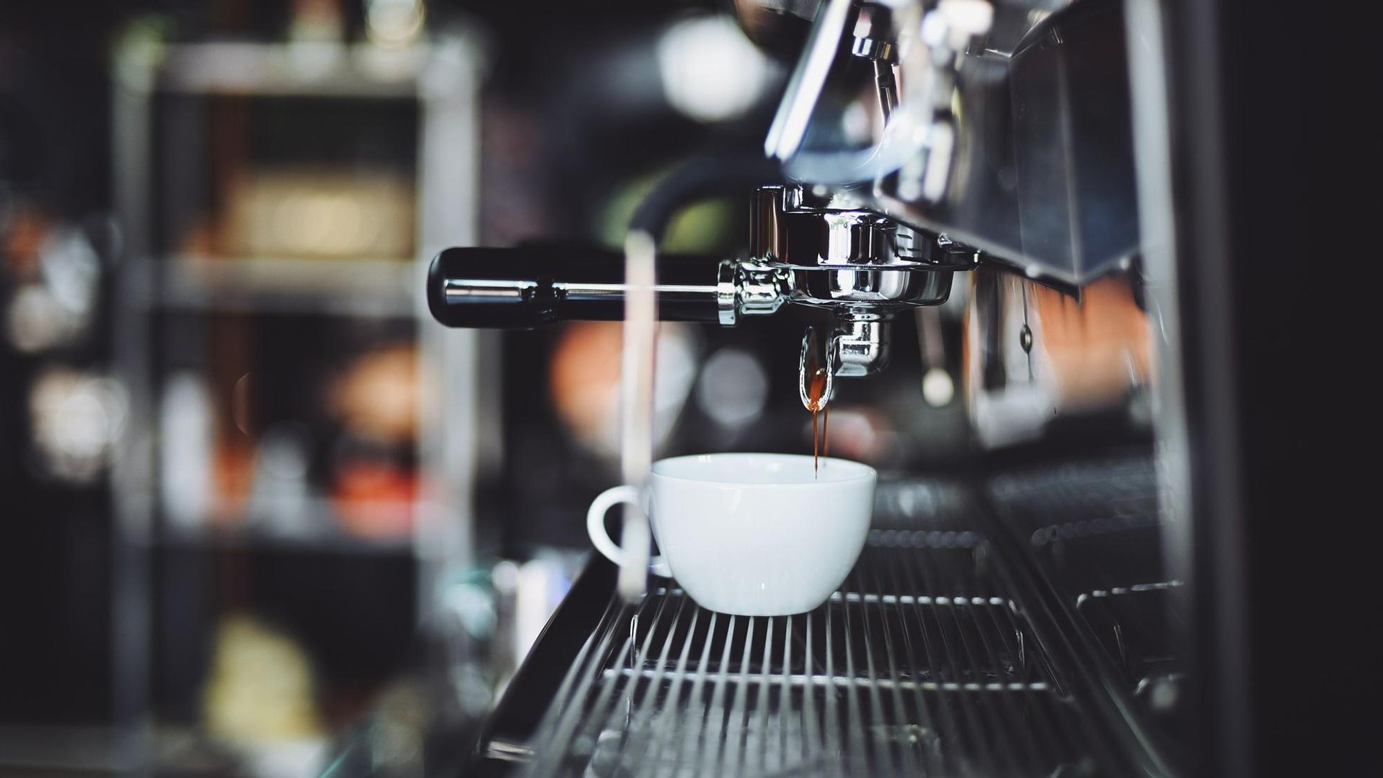 Frischer Kaffee aus der Maschine.