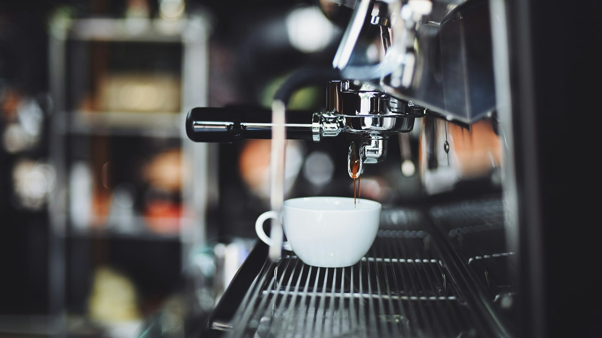 Frischer Kaffee aus der Maschine.