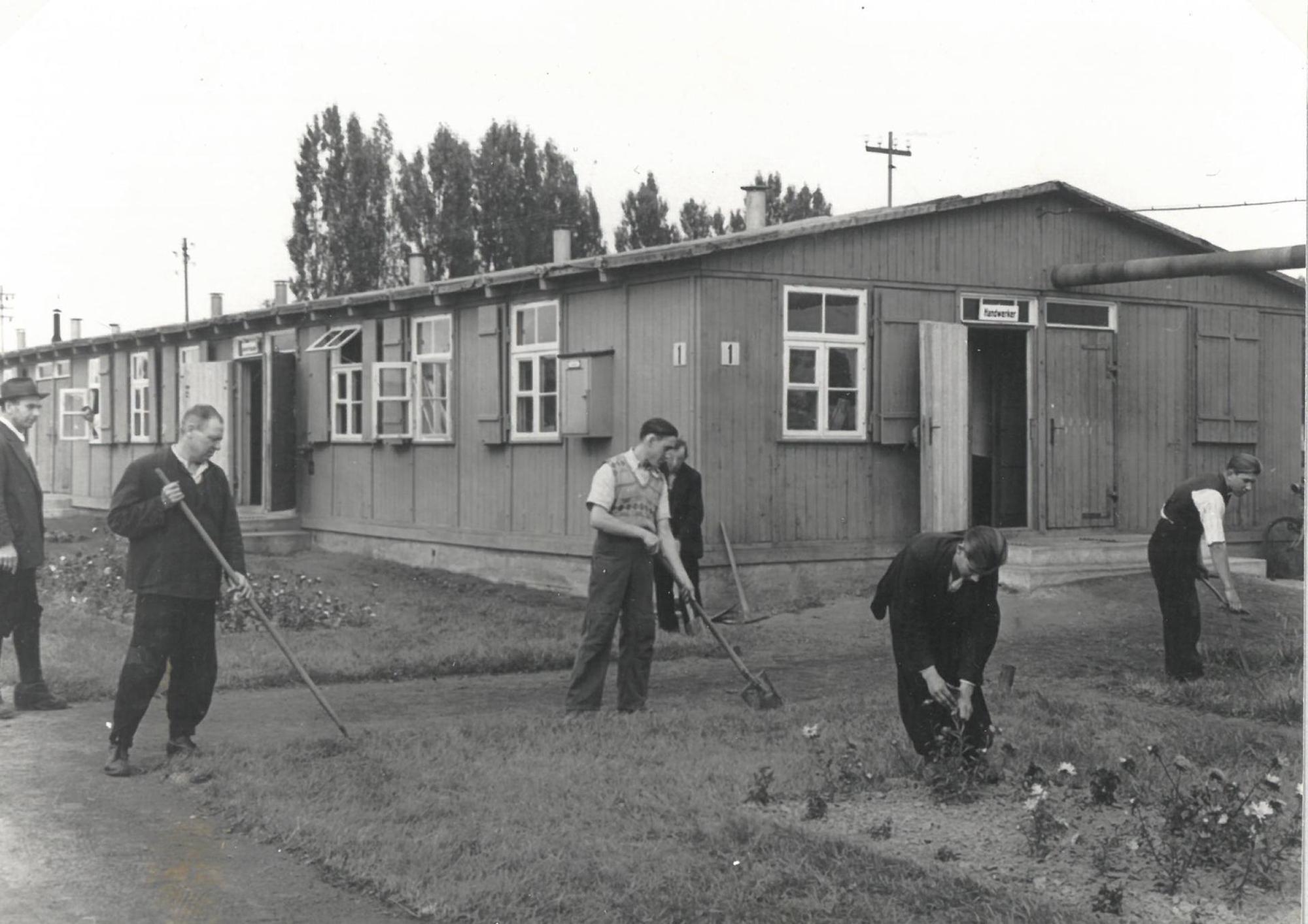 6013.51.00_Zwangsarbeiter_Gartenarbeit