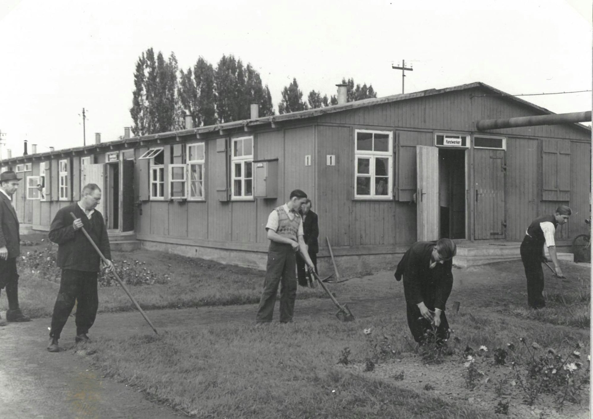 6013.51.00_Zwangsarbeiter_Gartenarbeit