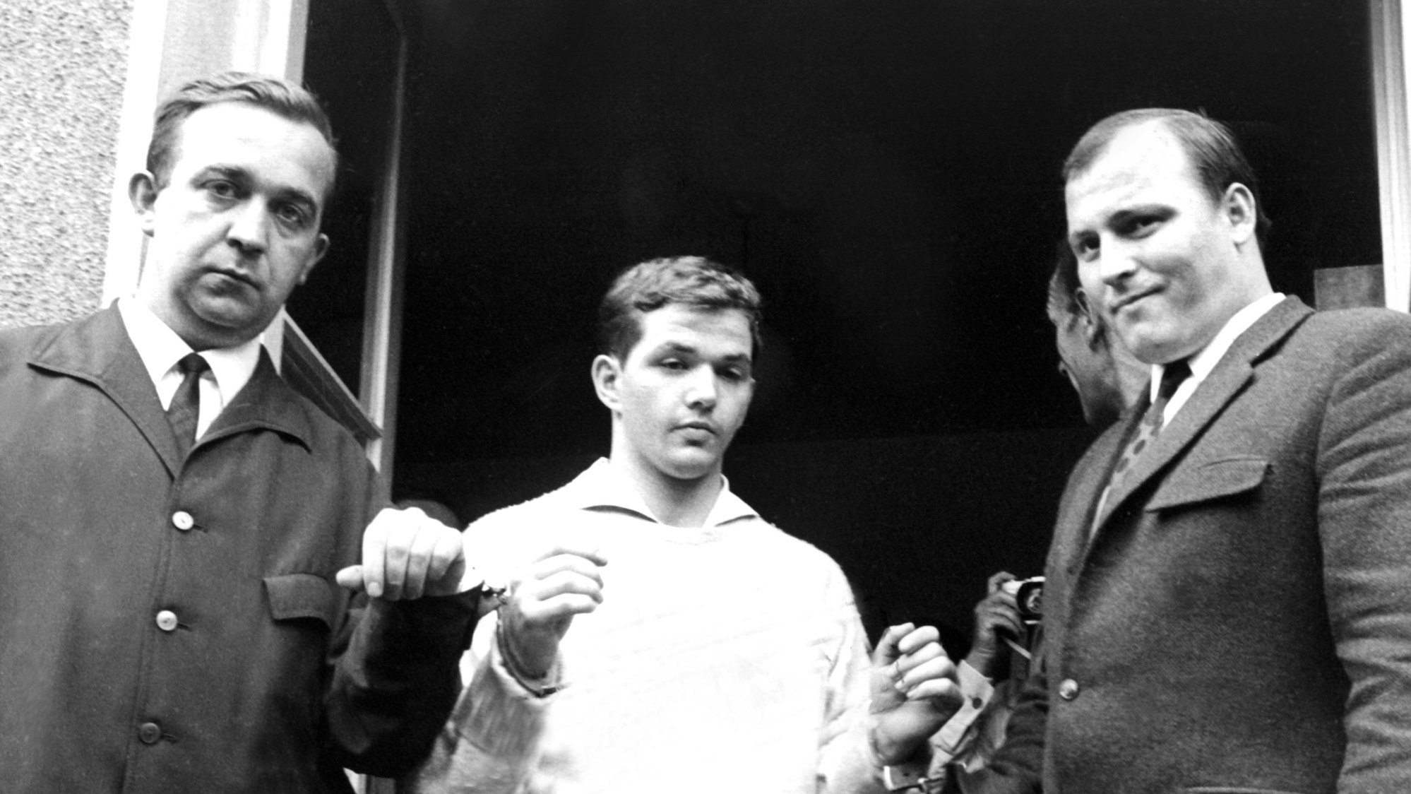 Justizbeamte begleiten Jürgen Bartsch am 22. Juni 1966 aus der Polizeistation in Mettmann.