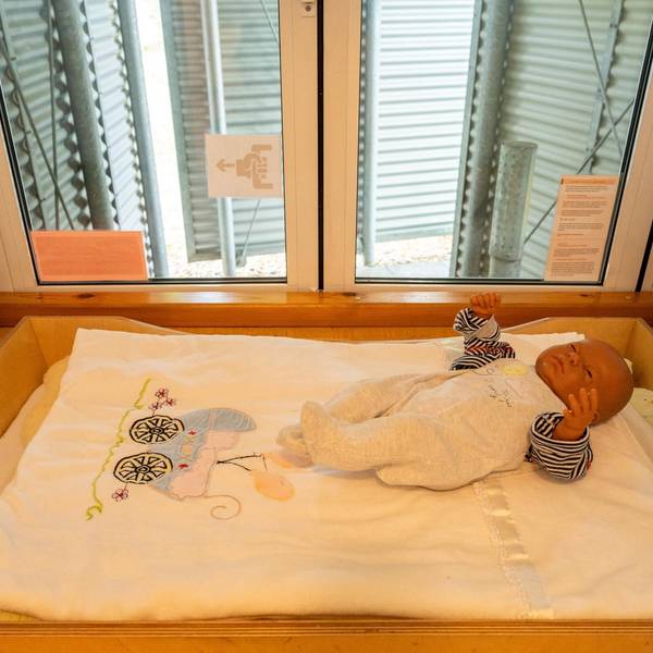 Eine Puppe liegt in der Babyklappe Köln.
