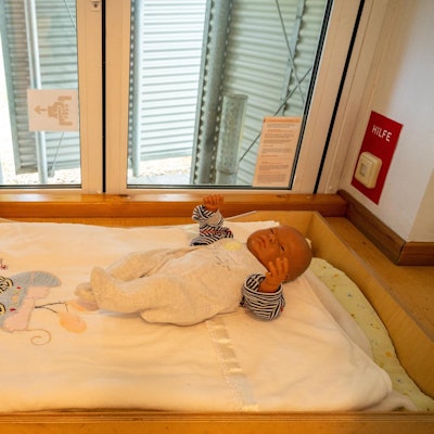 Eine Puppe liegt in der Babyklappe Köln.