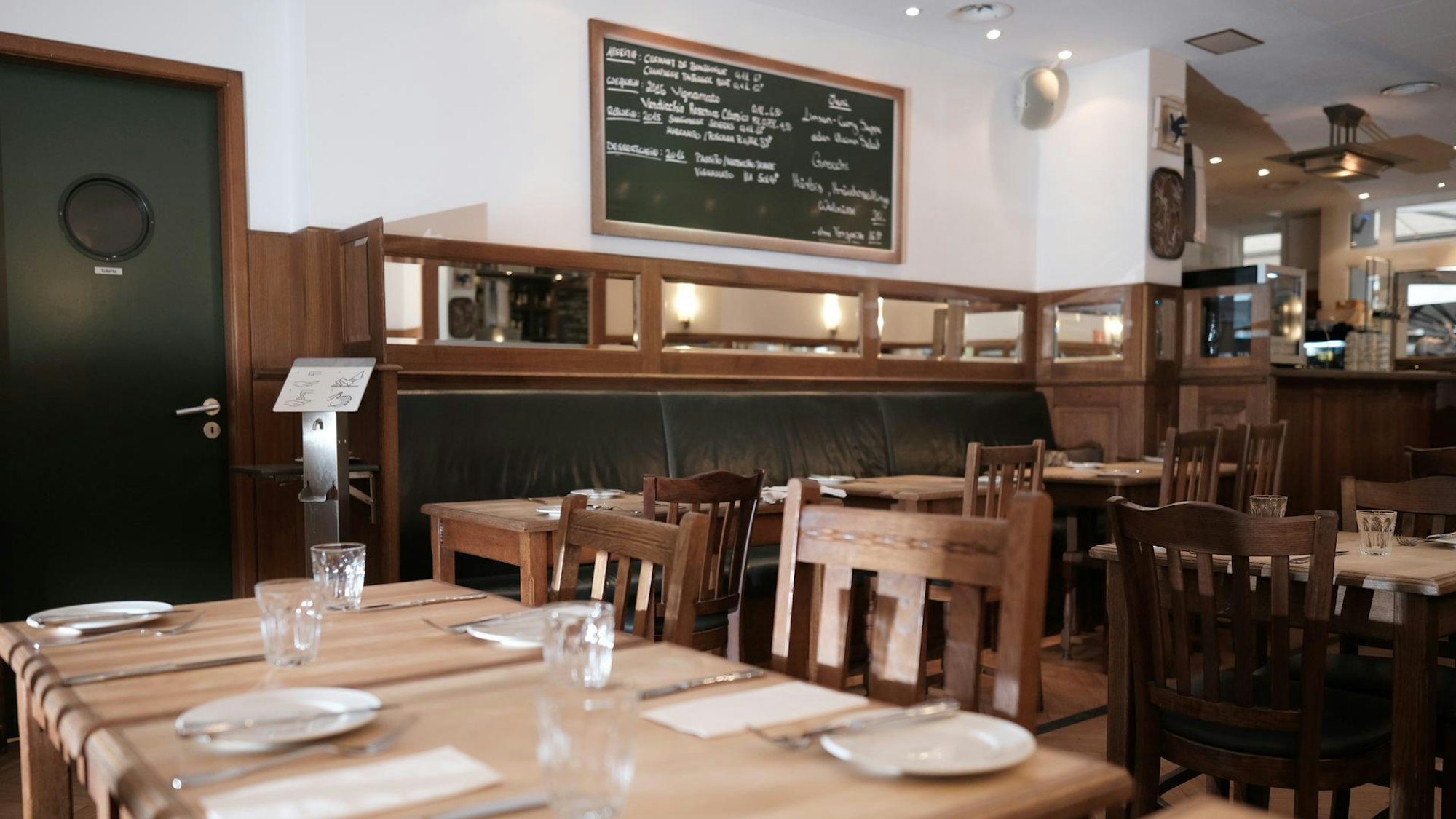 Ein Restaurant von innen mit Holztischen und Stühlen