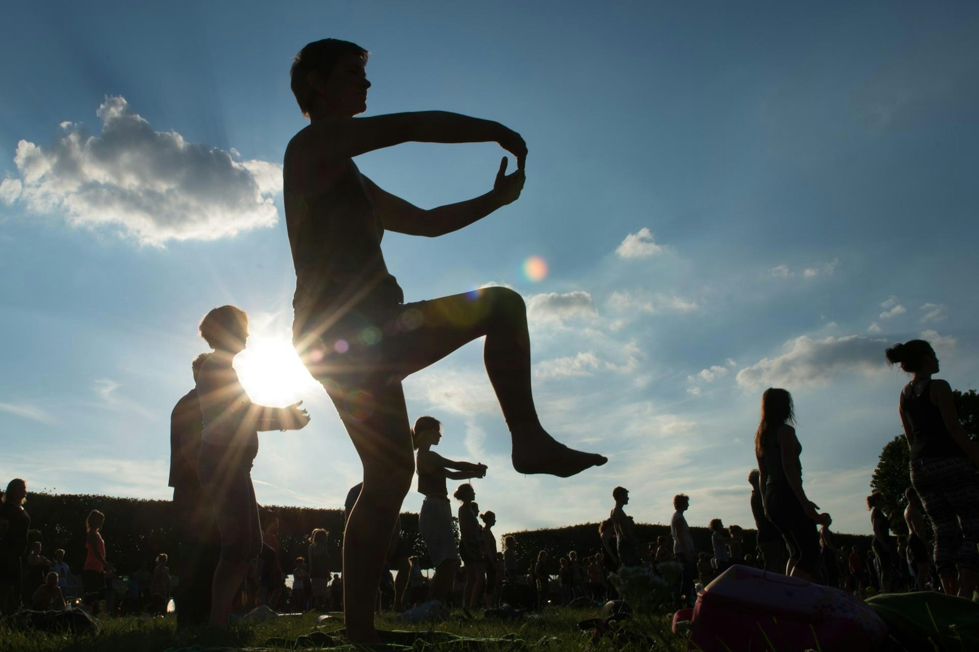 Yoga draußen Sonnenuntergang