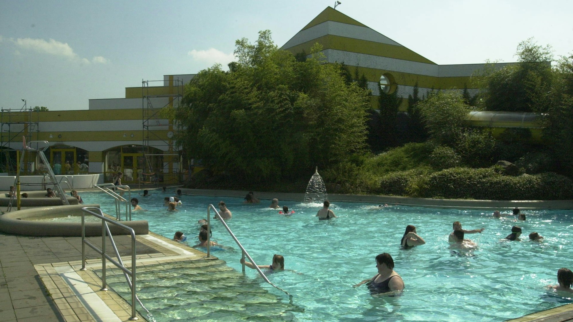 Schwimmer in einem Freibad.