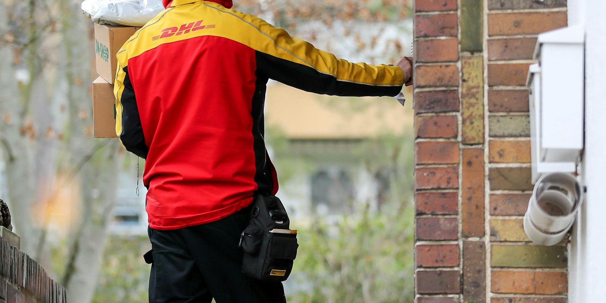 Paketzusteller Symbolbild