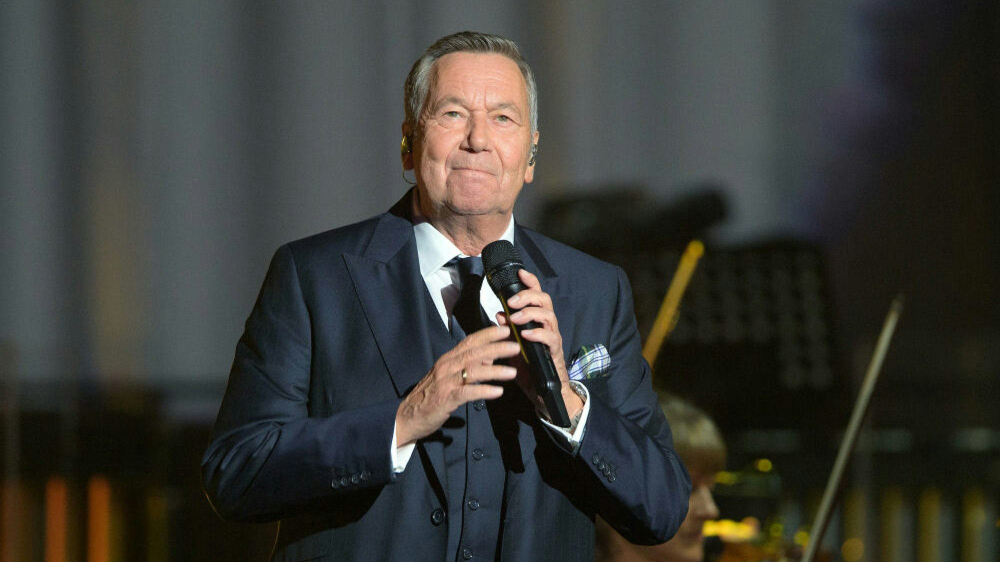 Roland Kaiser blickt ins Publikum bei einem Konzert.