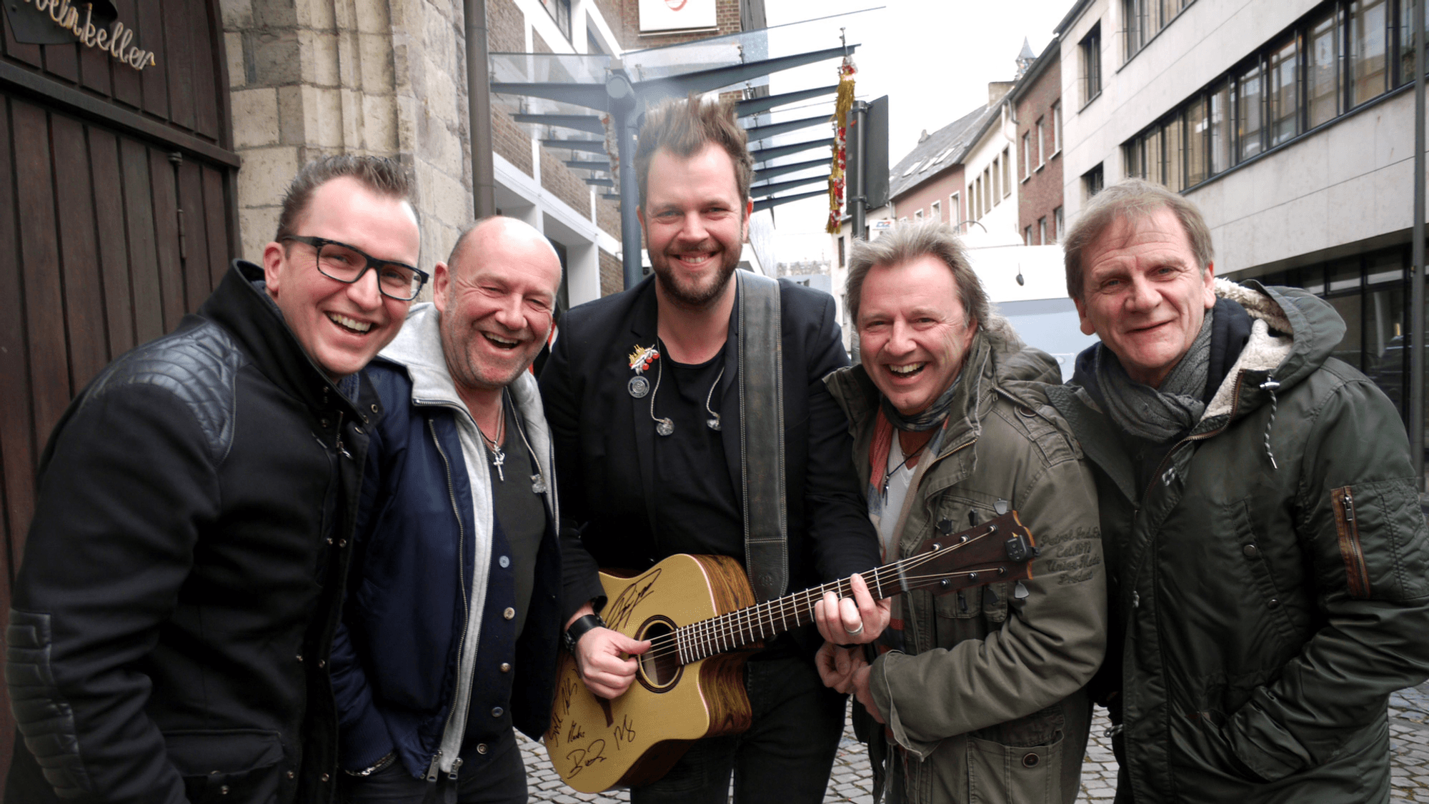 Die Band Paveier stehen nebeneinander auf der Straße