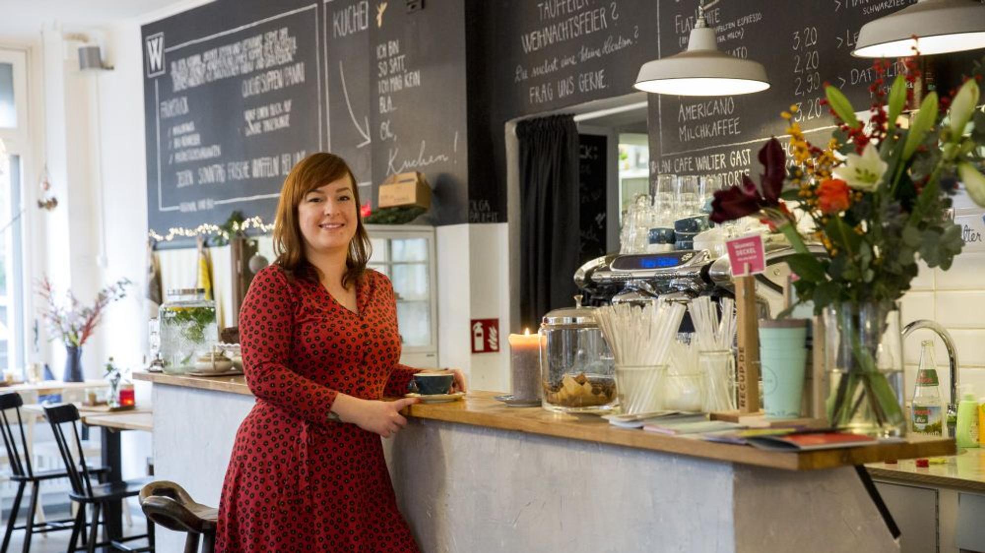 Unsere Gastro-Kolumnistin Julia Floß bei einem Besuch im Café Walter.