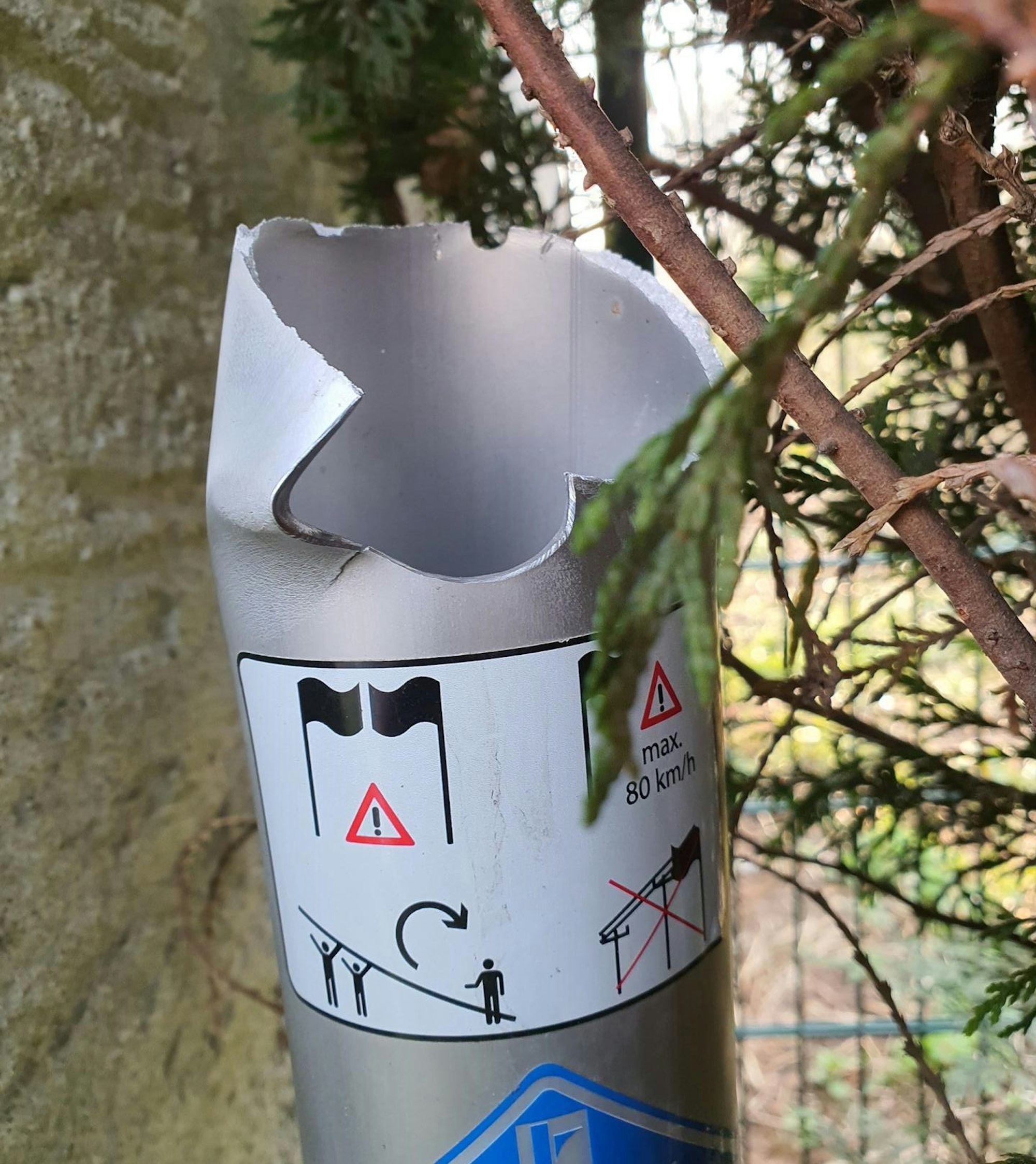 20220221-ber-ukraine-fahne-abgebrochen (1)