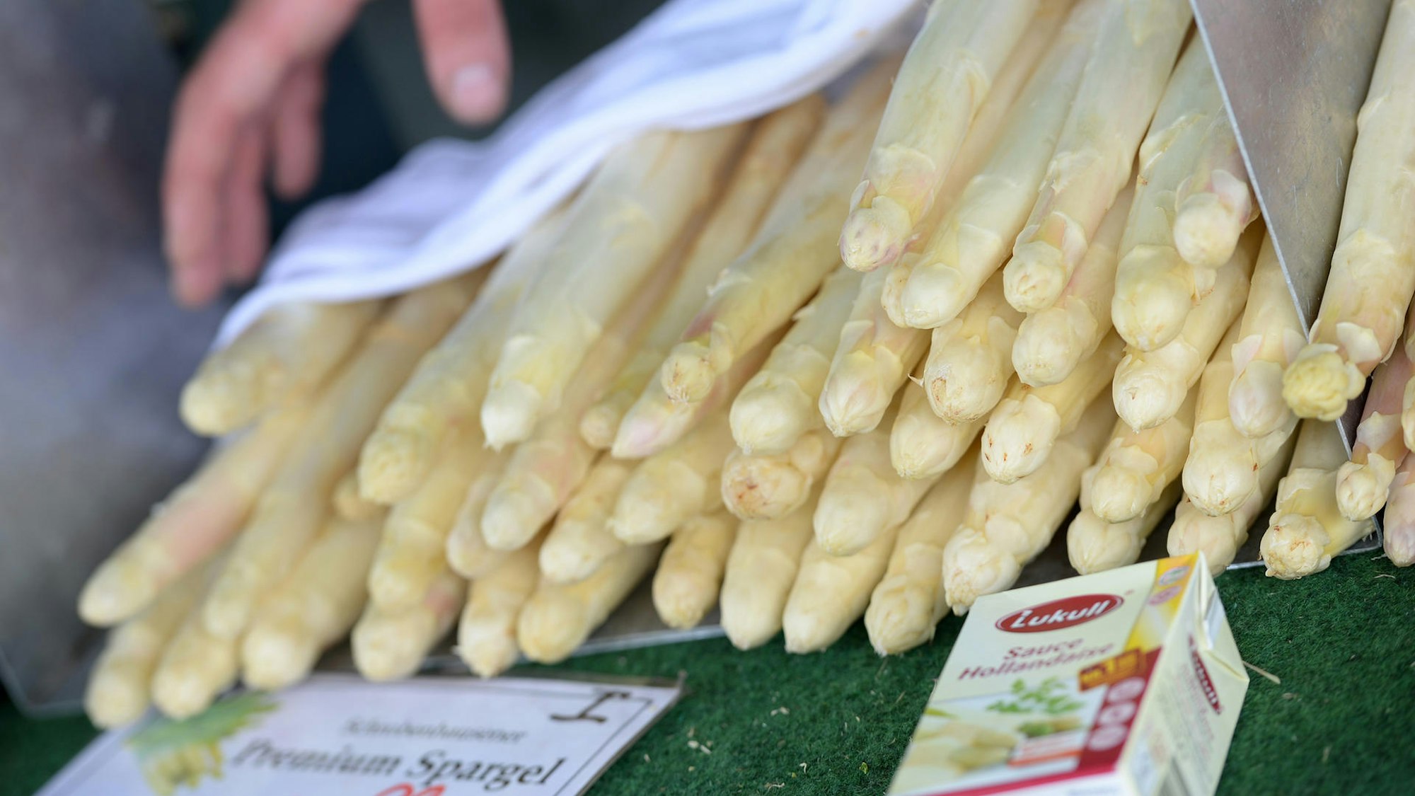 Spargel-Stangen auf dem Markt