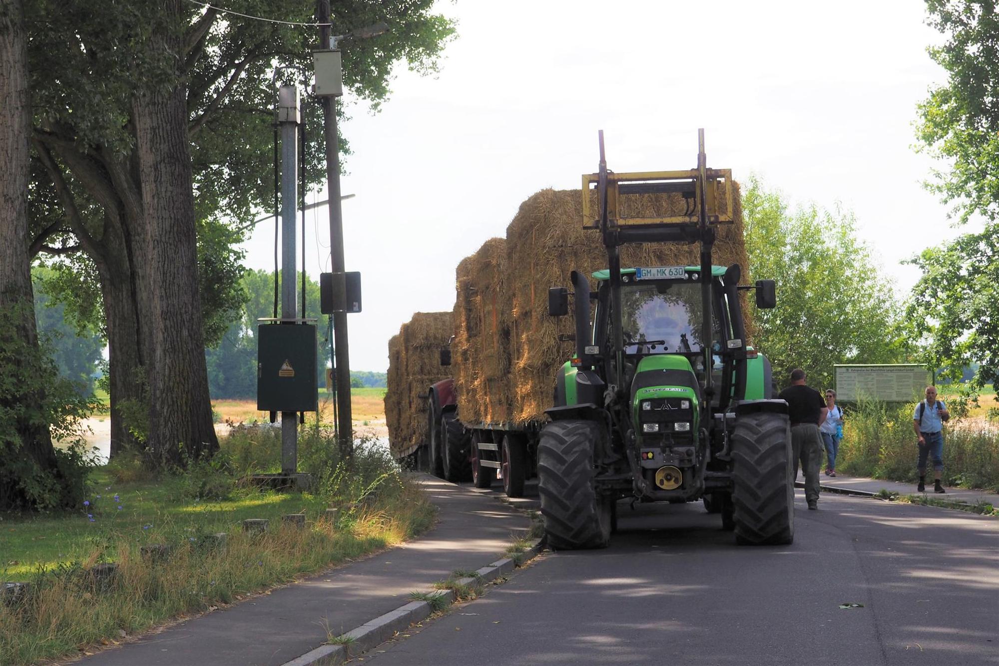 Traktoren fahren von der Fähre
